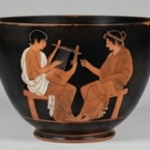 Bol noir à décor cuivre : deux personnages assis, l'un jouant de la lyre face à l'autre.