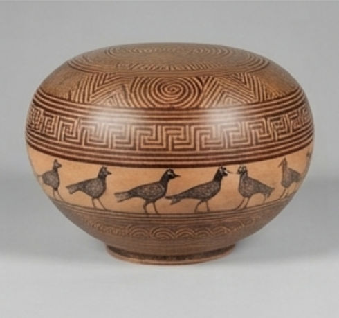 Bol Frise aux Oiseaux Bol sphérique en terre claire à décor géométrique : spirale, méandres et frise d'oiseaux stylisés.