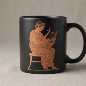 Mug noir mat à décor cuivre : un aède couronné de laurier, assis, jouant de la lyre.