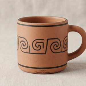 Mug en terre cuite à frise de spirales grecques noires, signé Atelier Terres Claires près du pied.